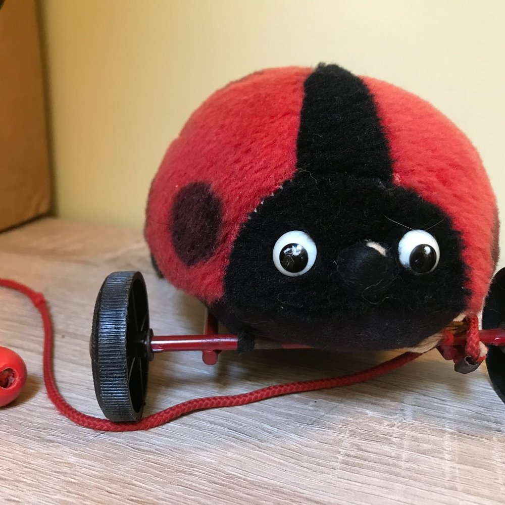 VINTAGE MERRYTHOUGHT BRAND LADYBUG LADY BIRD ON WHEELS PULL TOY
